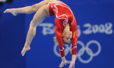 开云体育入口-绿茵与手场的双重奏，黄喜灿闪耀英超，尼斯粉碎瑞典神话