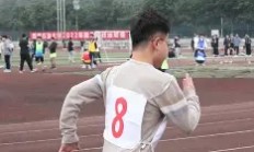 开云APP-懵逼领先被追平，男子赛跑引爆激情