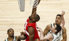 开云体育官网-猛龙东部决赛再胜雄鹿，豪取2-0领先