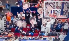 开云体育下载-精彩进球引爆现场气氛，球迷呐喊声震天响