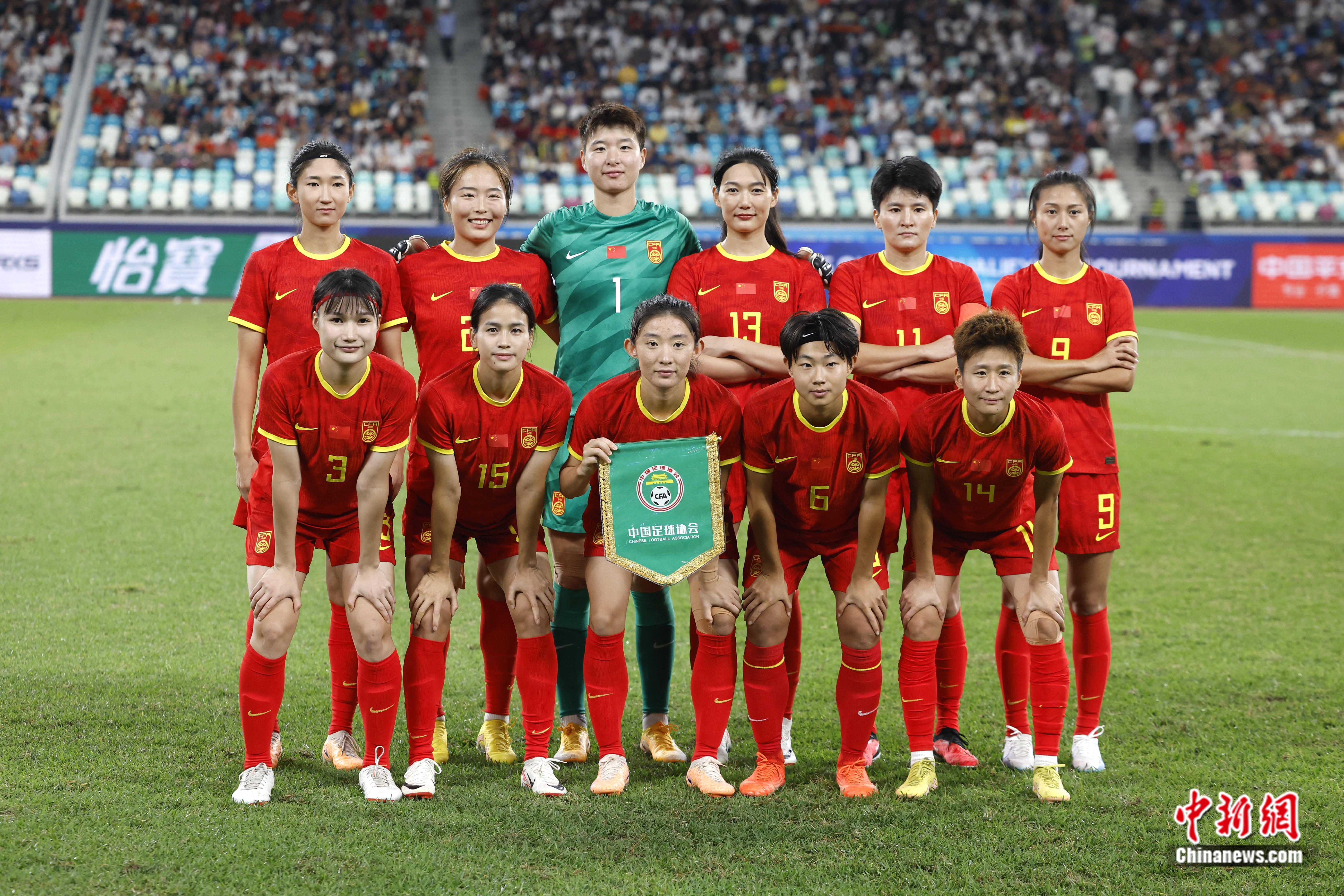 中国女足队员发挥顶尖实力，赢得比赛