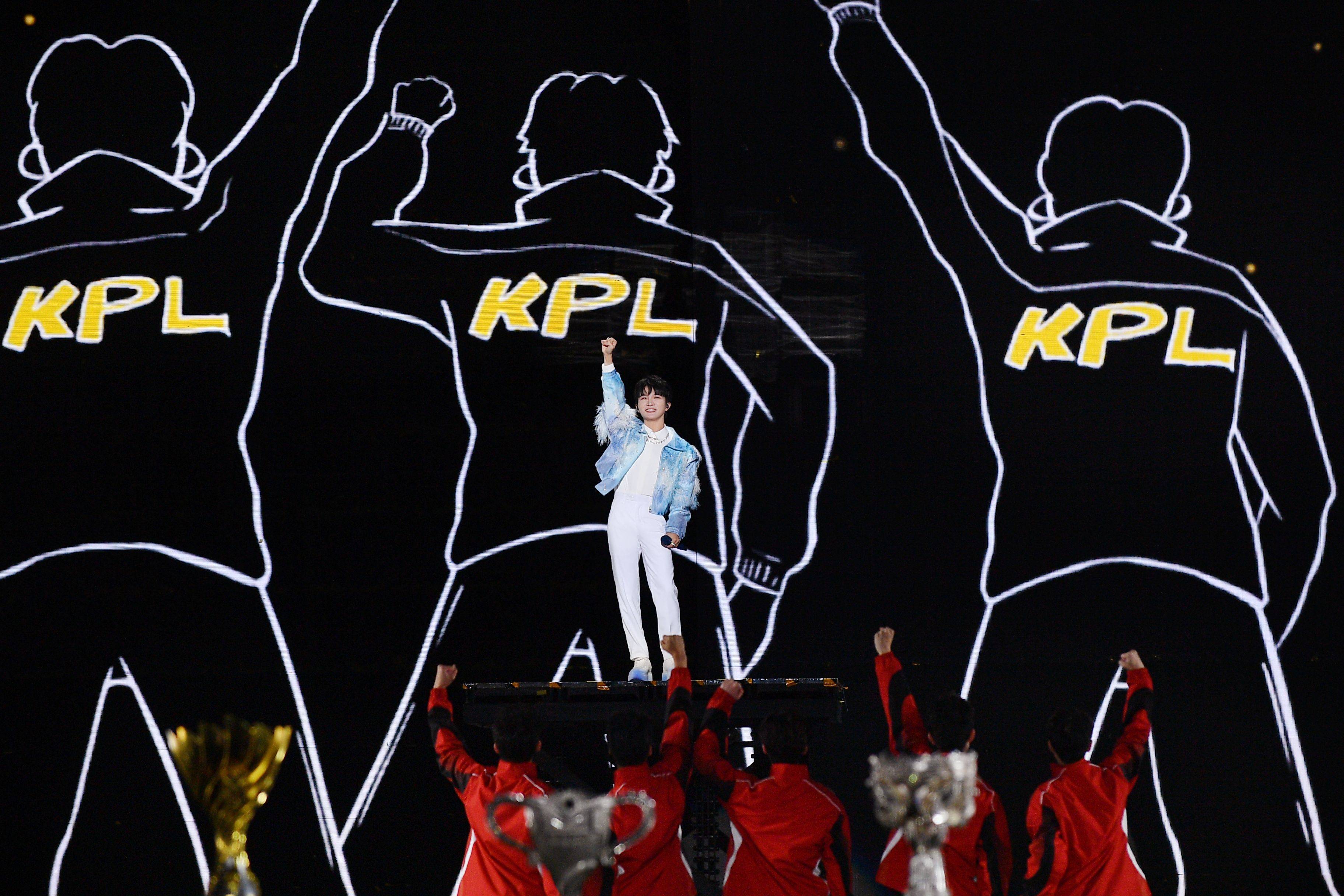 包含IG轻取FPX，Knight拿下关键大龙宿命之战成都决赛之夜，成为赛场最大亮点的词条