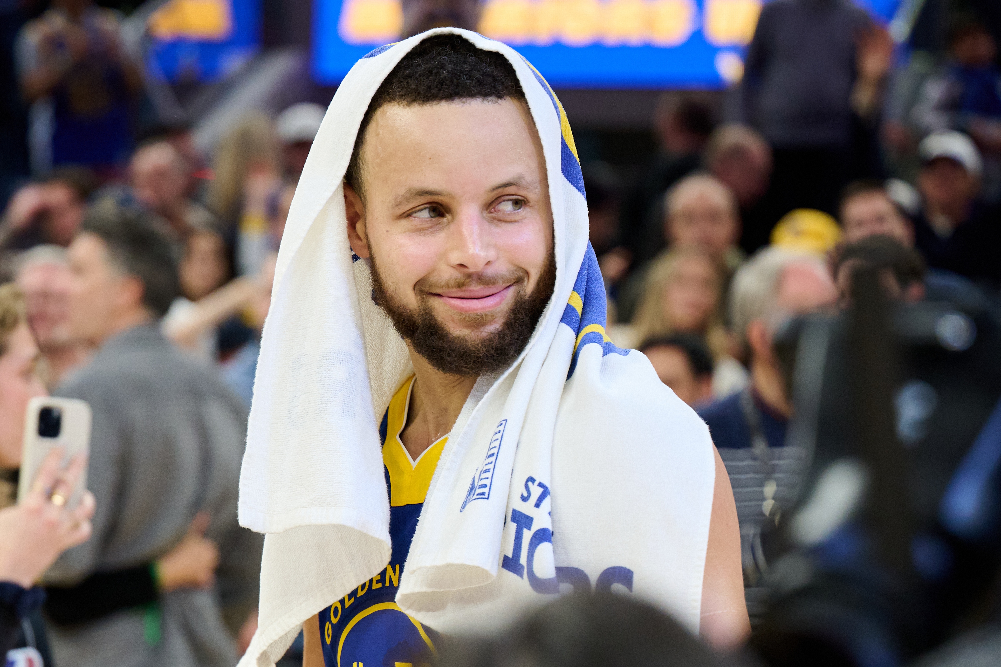 包含StephenCurry神奇表现，勇士击败湖人的词条