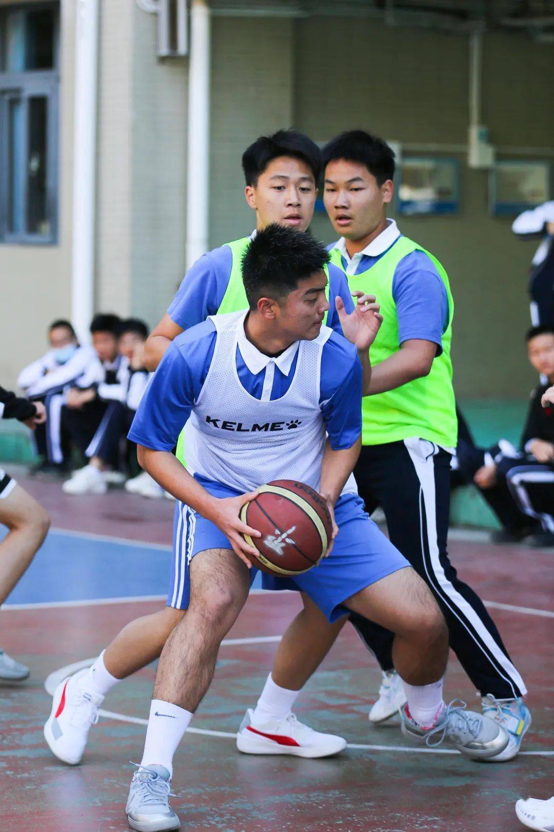 热血比赛精彩绽放：球员们拼尽全力奏响胜利之歌