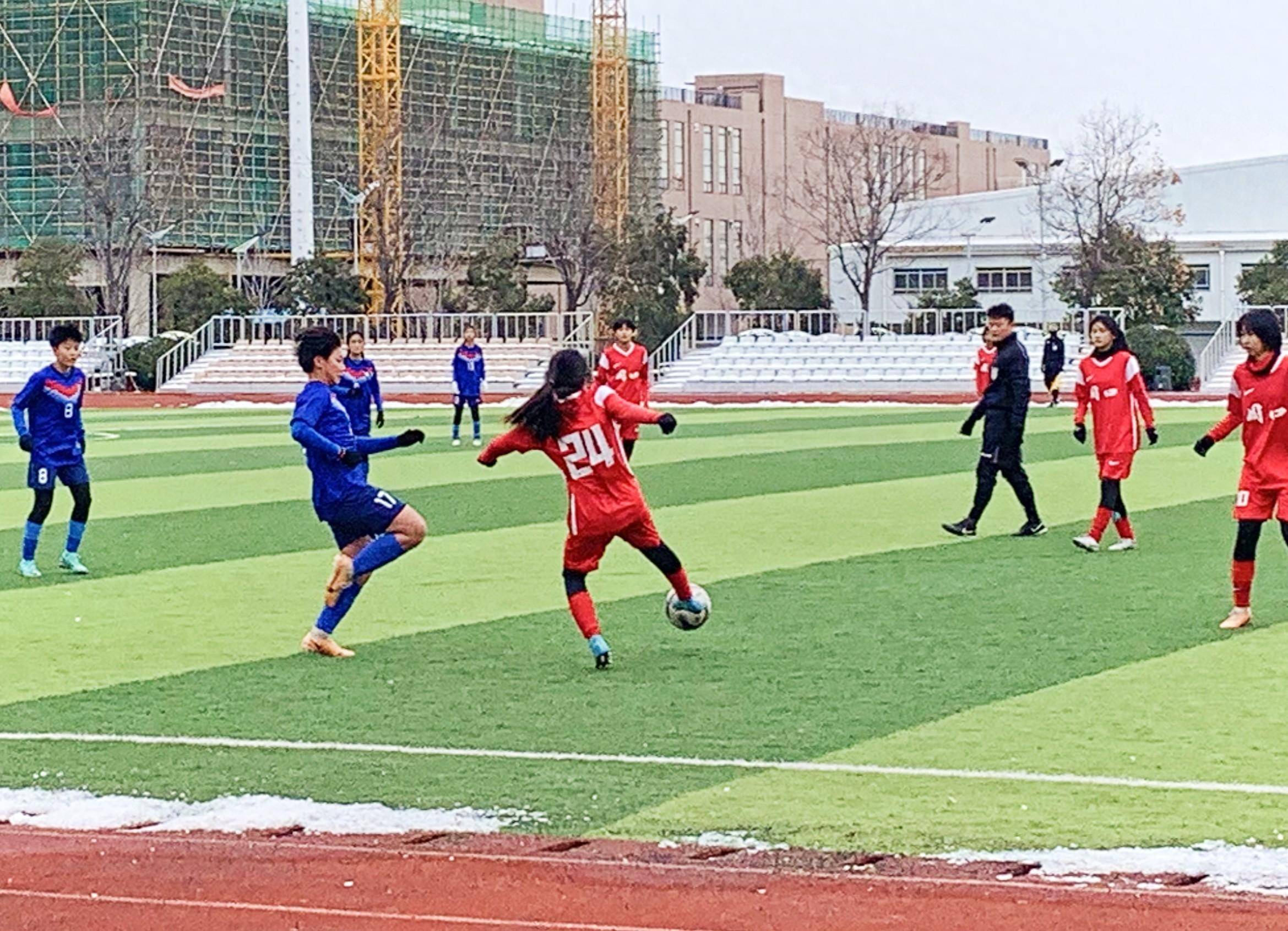 足球队积极备战，坚决力争夺冠殊荣